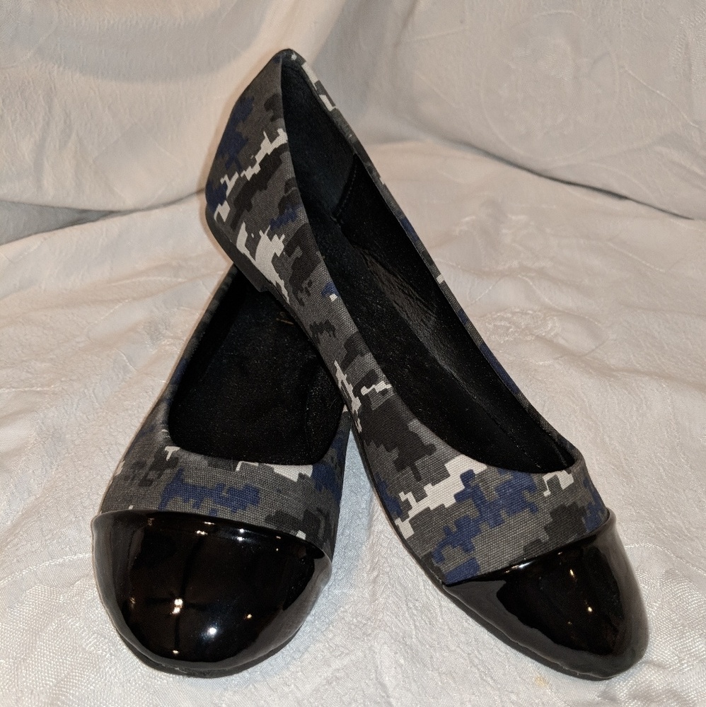 New in box Womens Black, Blue & White Flats